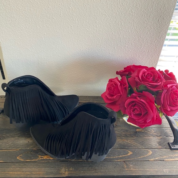 Coconuts by Matisse Fringe V Cut Booties (size 6M).🌹 - Picture 9 of 15